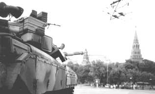 Un char soviétique près du pont Krymskii Val (Moscou) le 9 Aout 1991